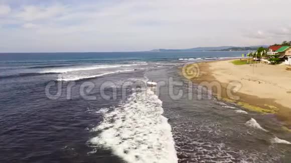 圣胡安拉联菲律宾海岸带海滩顶景视频的预览图