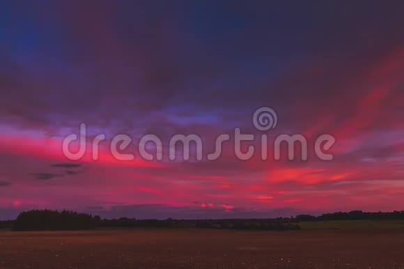 红日落日的天空时间流逝云的时空背景戏剧性的晚色美黄昏黄昏视频的预览图