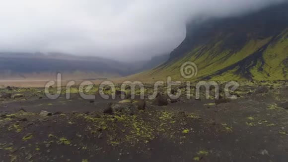 绿山黑沙和苔藓冰岛的风景鸟瞰图视频的预览图