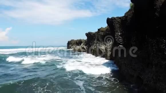 巴厘岛珊瑚滩上的海浪视频的预览图