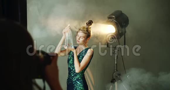 女模特抱水鱼包视频的预览图