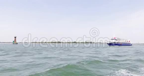 驶离威尼斯海岸的船只视频的预览图