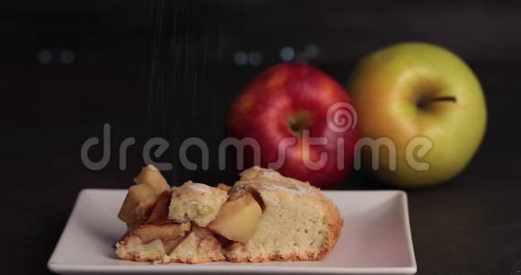 在苹果饼片上筛糖视频的预览图