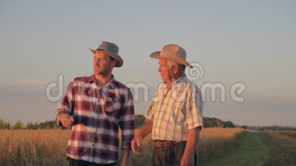 两位庄稼地的农民进行了沟通并达成了一致视频的预览图