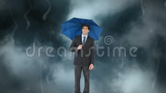 在暴风雨中带着雨伞的商人视频的预览图