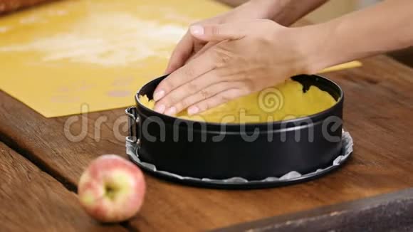 女人用苹果做自制馅饼视频的预览图