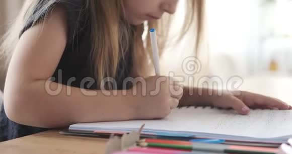 女孩通过做作业学习写作视频的预览图