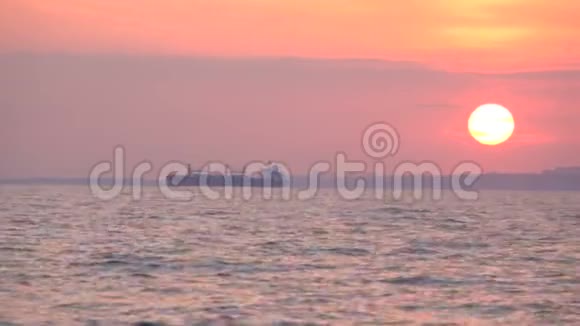 游艇的日落景色视频的预览图