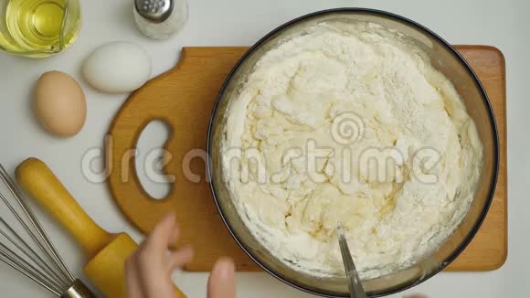 家中酸面团烹饪视频视频的预览图