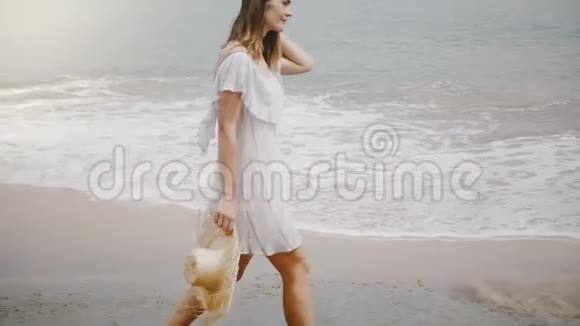 年轻美丽快乐的白种人女人沿着田园诗般的热带海洋海滩散步平静的波浪放松和微笑视频的预览图
