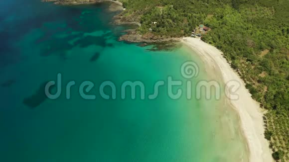 热带海滩白沙从上面看纳格塔邦巴拉望菲律宾视频的预览图