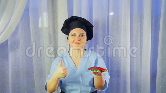 女人穿着围裙做饭微笑手里拿着辣椒表演课视频的预览图
