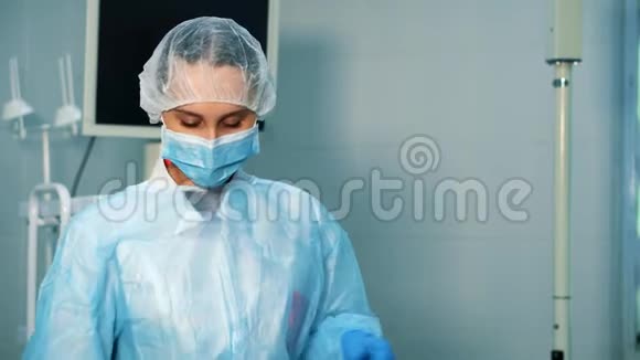 手术室的护士拿起镊子视频的预览图