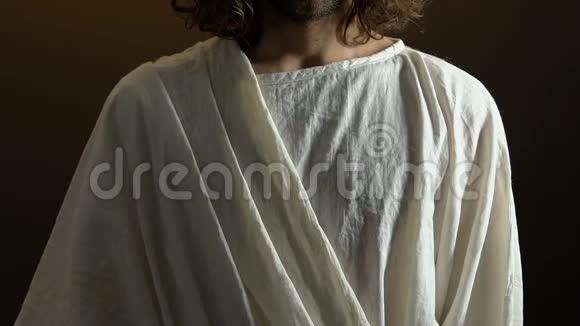 耶稣基督在黑暗背景下的荆棘冠上人格化信仰视频的预览图