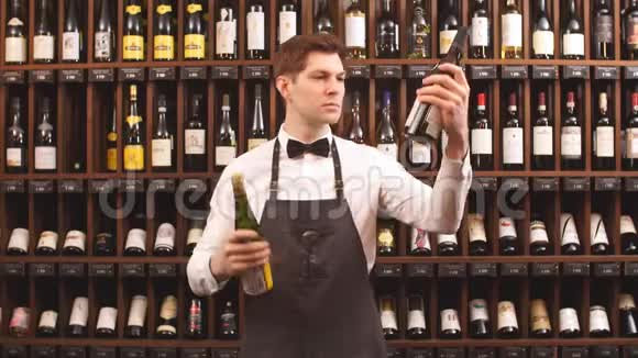 优雅的葡萄酒销售商选择葡萄酒店的顾客视频的预览图