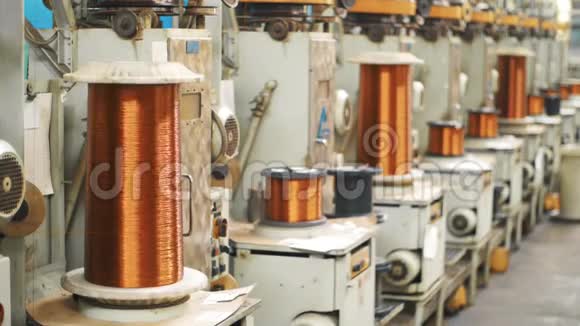 工厂线圈上的铜线缠绕铜缆在工厂卷筒上滚动视频的预览图