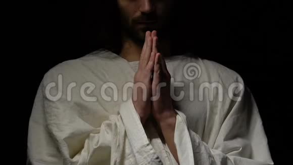 在荆棘冠冕上哭泣耶稣基督祈求上帝宽恕罪人视频的预览图