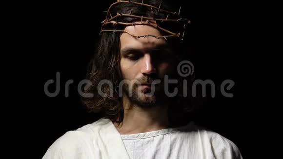 耶稣戴着荆棘冠冕伸出援助之手拯救罪人信仰视频的预览图
