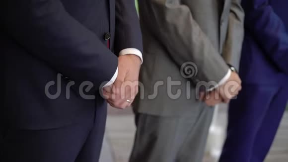 新郎朋友们在婚礼上视频的预览图