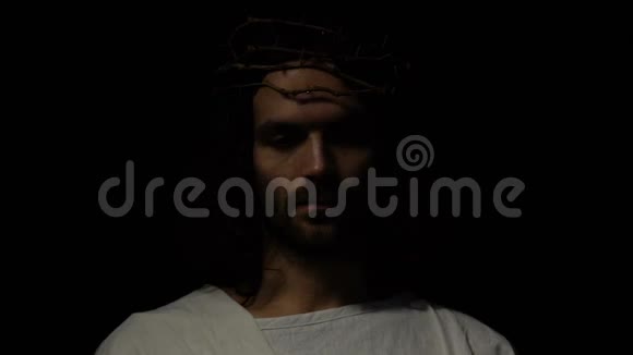 耶稣在荆棘的冠冕上哭泣举起双手仰望天空与神宗教交谈视频的预览图