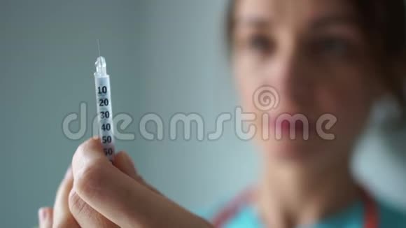 护士正在准备一个注射器和注射用药物流感疫苗医药和保健视频的预览图