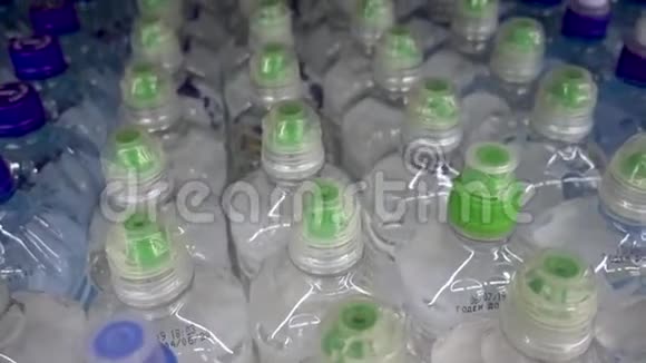 带水的塑料瓶瓶盖饮料从顶部看镜头视频的预览图