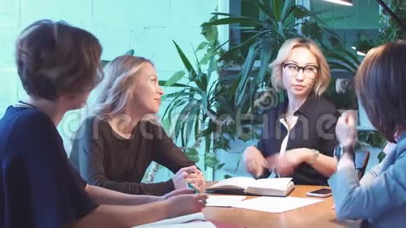 加班概念一群深夜工作的女性商业团队视频的预览图