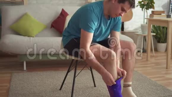 准备训练的男子运动员膝盖上有绷带视频的预览图
