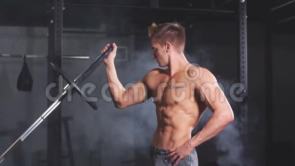 高加索肌健美运动员在健身房的铁棒上弯曲体重板动作缓慢视频的预览图