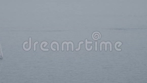 一艘孤独的游艇在水面上视频的预览图
