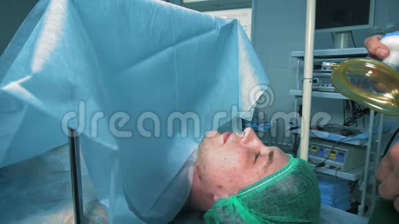 医生给病人戴上氧气面罩视频的预览图