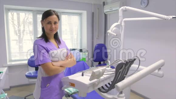 办公室里的女牙医视频的预览图