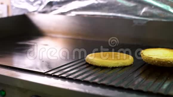 烤架上的热气腾腾的汉堡包视频的预览图