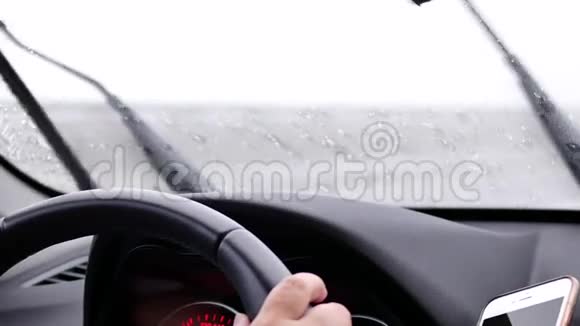 雨天汽车行驶的运动视频的预览图