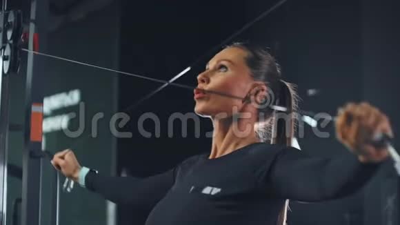 在健身房锻炼身体塑造强健的身材视频的预览图