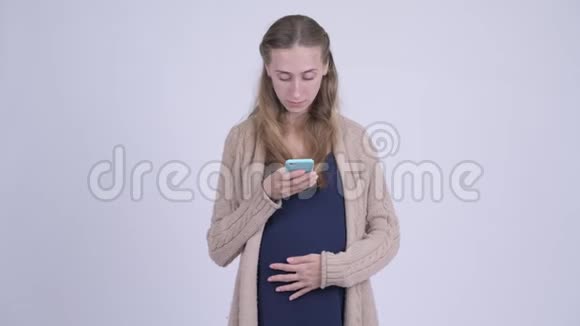 穿着衣服的年轻孕妇用电话接坏消息视频的预览图