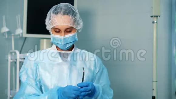 手术室的护士拿了一个医疗夹子视频的预览图