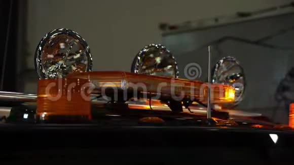汽车舱顶上的橙色闪光器视频的预览图