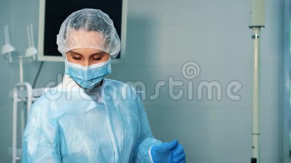 手术室的护士拿医疗夹子视频的预览图