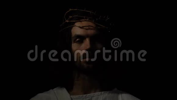 耶稣戴着荆棘冠冕心近圣经信仰和信仰的概念视频的预览图