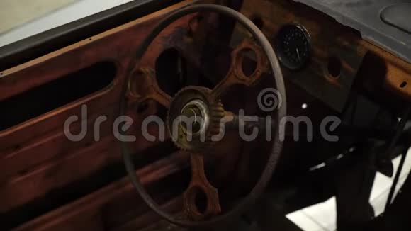 旧生锈的汽车内饰方向盘和仪表板视频的预览图