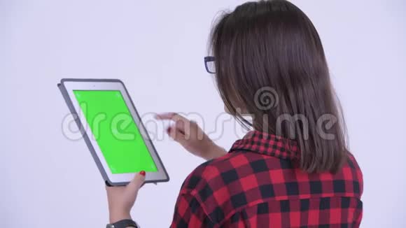 年轻潮女使用数码平板电脑后景视频的预览图