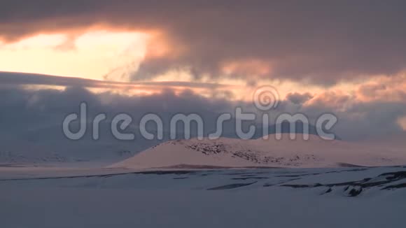 冻土带雪山上空的云霞日落视频的预览图