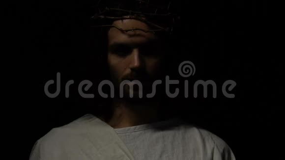 耶稣基督在荆棘的冠冕上哭泣手牵着心仁慈信仰视频的预览图