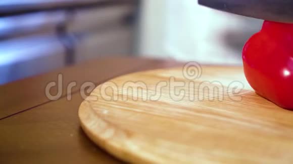 厨师用手在木切割板上切红甜椒的特写镜头视频的预览图