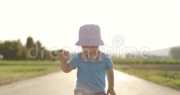 开朗的孩子跑到摄像机的背景上为农田灌溉设备视频的预览图