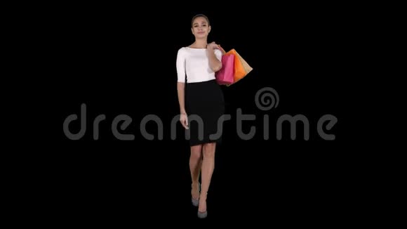让去购物吧带着购物袋走路的女人阿尔法频道视频的预览图