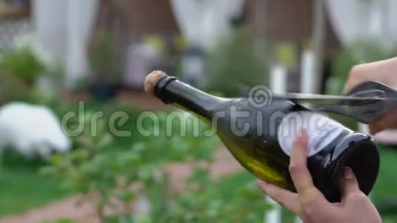 巴曼用剑打开一瓶香槟传统的破坏视频的预览图