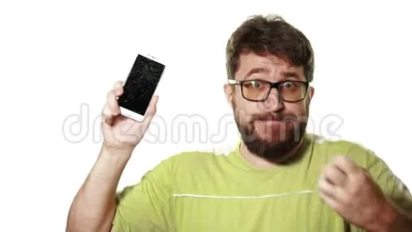 断小器的概念一个留胡子的人用一个坏屏幕显示智能手机他在绝望中咒骂视频的预览图