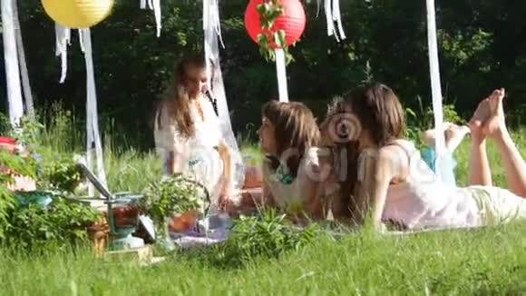 女孩们在野餐视频的预览图